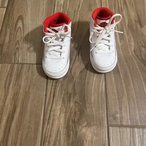 Jordan Kids retro 2 White Fire red size 8